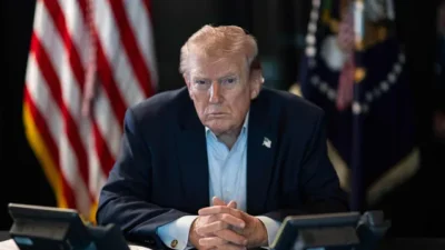 "Gedung Putih tegaskan Presiden Donald Trump dalam kondisi sehat dan tetap bekerja di Ruang Oval, sekaligus membantah rumor masuk rumah sakit."