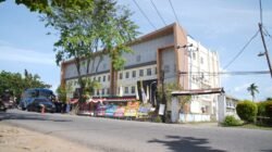 Tampilan luar gedung RSUD Pontianak Utara yang berdiri megah dengan sejumlah karangan bunga ucapan selamat berjejer di halaman depannya. (Dok. HO/Faktakalbar.id)