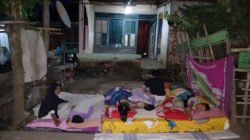 Sebanyak 1.313 warga Flores Timur mengungsi dan 238 rumah rusak akibat gempa. Warga mengungsi ke luar rumah. (Dok: HO/Faktakalbar.id)