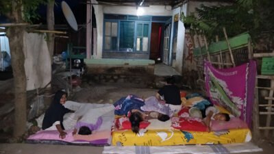 Sebanyak 1.313 warga Flores Timur mengungsi dan 238 rumah rusak akibat gempa. Warga mengungsi ke luar rumah. (Dok: HO/Faktakalbar.id)