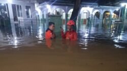 Kondisi rumah warga dan akses jalan lingkungan di Kota Pasuruan yang terendam banjir akibat luapan aliran Sungai Welang.