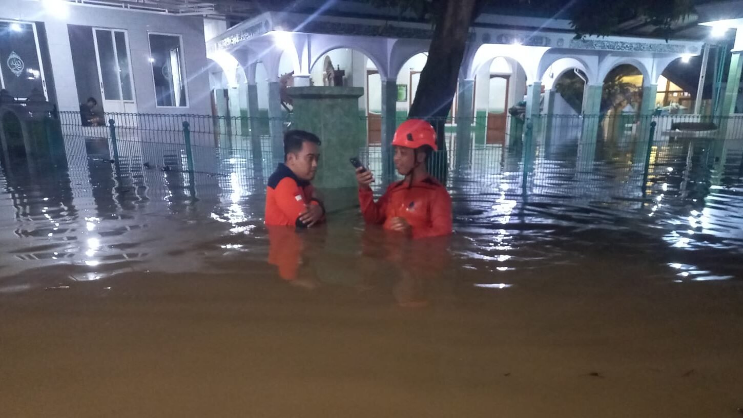 Kondisi rumah warga dan akses jalan lingkungan di Kota Pasuruan yang terendam banjir akibat luapan aliran Sungai Welang.