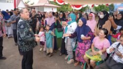 Gubernur Kalimantan Barat Ria Norsan saat meninjau langsung pelaksanaan program pangan bersubsidi bagi masyarakat di Gedung Pancasila Ketapang.