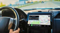 Ilustrasi antarmuka navigasi Google Maps pada layar dashboard mobil listrik yang kini dilengkapi teknologi pencarian lokasi stasiun pengisian daya baterai.