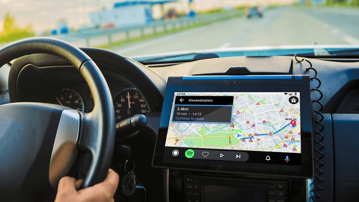 Ilustrasi antarmuka navigasi Google Maps pada layar dashboard mobil listrik yang kini dilengkapi teknologi pencarian lokasi stasiun pengisian daya baterai.