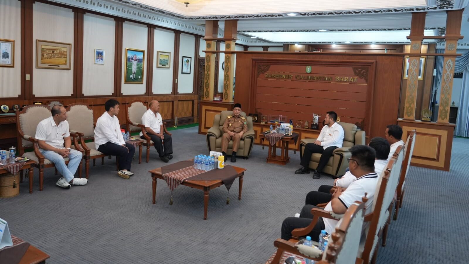 Suasana pertemuan Gubernur Kalbar Ria Norsan dengan pengurus APPS membahas persiapan penyelenggaraan kejuaraan arwana berskala internasional.
