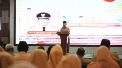 Gubernur Kalimantan Barat, Ria Norsan, saat memberikan sambutan dan arahan dalam acara Seminar Harmonisasi Kerukunan Umat dan Halalbihalal DWP Provinsi Kalbar di Pontianak, Senin (6/4/2026).