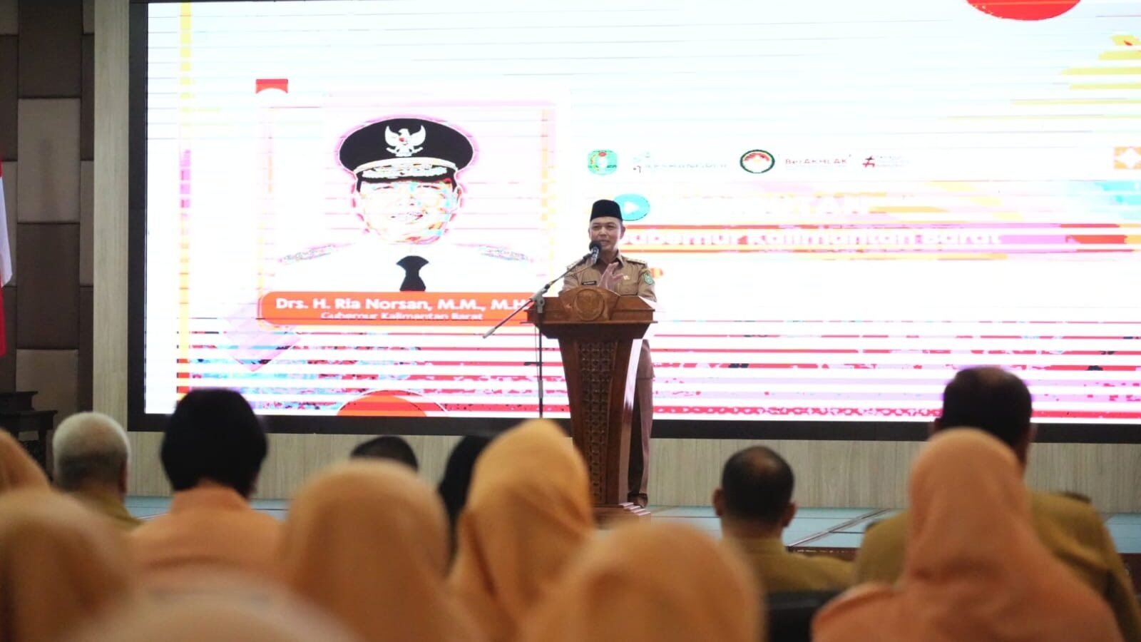 Gubernur Kalimantan Barat, Ria Norsan, saat memberikan sambutan dan arahan dalam acara Seminar Harmonisasi Kerukunan Umat dan Halalbihalal DWP Provinsi Kalbar di Pontianak, Senin (6/4/2026).