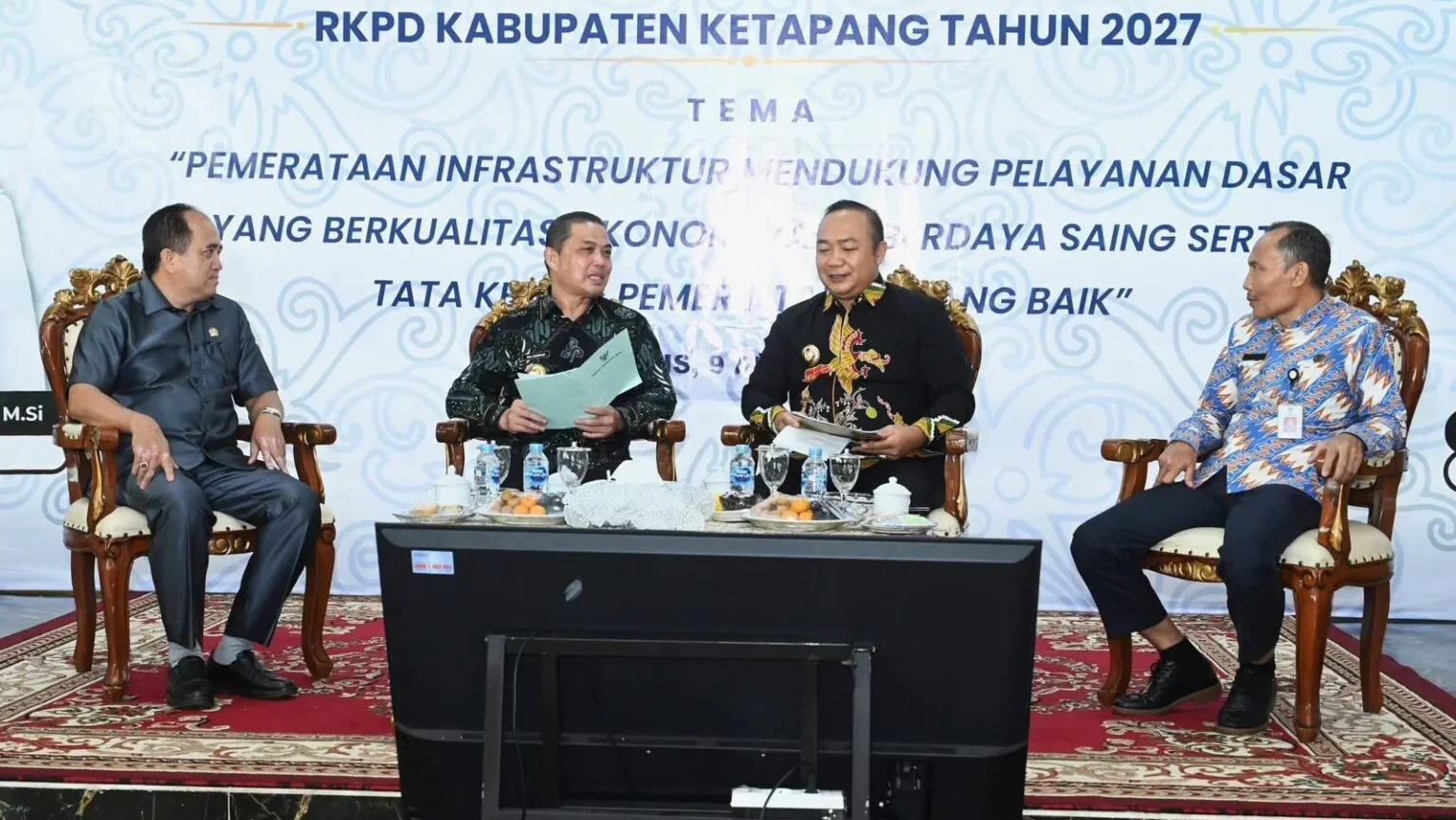 Gubernur Kalimantan Barat Ria Norsan saat menghadiri agenda Musyawarah Rencana Pembangunan RKPD Tahun 2027 bersama jajaran Pemerintah Kabupaten Ketapang di Kantor Bupati Ketapang.
