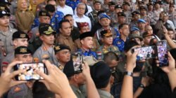 Gubernur Kalimantan Barat Ria Norsan saat menemui langsung massa mahasiswa yang menggelar aksi unjuk rasa di Kantor Gubernur pada Senin (27/4/2026).