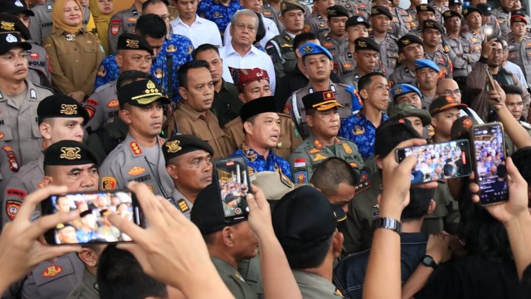 Gubernur Kalimantan Barat Ria Norsan saat menemui langsung massa mahasiswa yang menggelar aksi unjuk rasa di Kantor Gubernur pada Senin (27/4/2026).