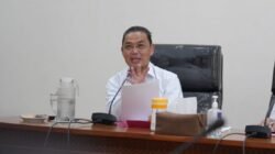 Gubernur Kalimantan Barat Ria Norsan saat memberikan peringatan kepada perwakilan perusahaan dan serikat buruh terkait aturan ketenagakerjaan di Kantor Gubernur.