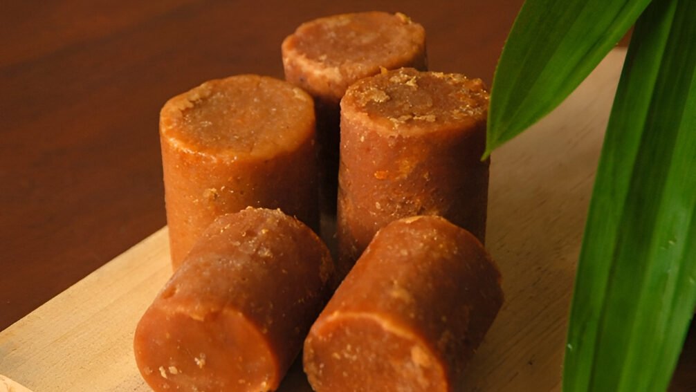 Ilustrasi - Ternyata gula merah punya kalori yang hampir setara gula pasir. Simak alasan mengapa pemanis alami ini tetap bisa bikin gemuk jika Anda salah takar. (Dok. Ist)