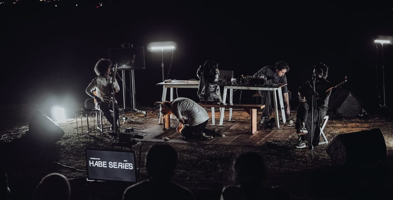 "Habe Series #4 sukses digelar di Singkawang. Pertunjukan seni kontemporer ini pertemukan seniman lintas negara dalam kolaborasi eksperimental tanpa jeda."