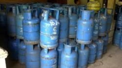 Ilustrasi deretan tabung gas LPG nonsubsidi kemasan 12 kg dan 5,5 kg. Pertamina resmi menaikkan harga gas imbas melonjaknya harga minyak dunia.