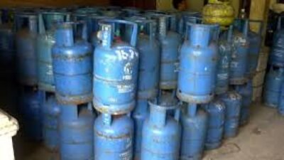 Ilustrasi deretan tabung gas LPG nonsubsidi kemasan 12 kg dan 5,5 kg. Pertamina resmi menaikkan harga gas imbas melonjaknya harga minyak dunia.