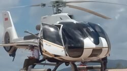 Helikopter jenis Airbus H-130 yang diterbangkan oleh mendiang Capt. Marindra Wibowo tengah bersiap di area pendaratan sebelum insiden kecelakaan terjadi di wilayah Sekadau, Kalimantan Barat. (Dok. ISt)