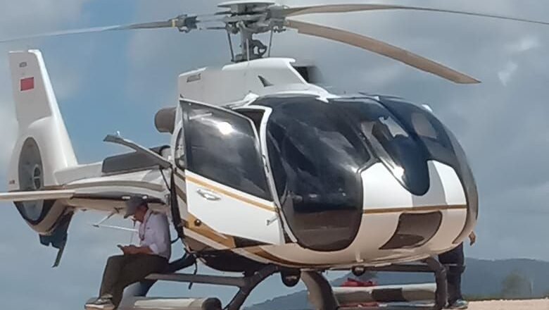 Helikopter jenis Airbus H-130 yang diterbangkan oleh mendiang Capt. Marindra Wibowo tengah bersiap di area pendaratan sebelum insiden kecelakaan terjadi di wilayah Sekadau, Kalimantan Barat. (Dok. ISt)