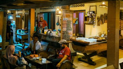 Ilustrasi - Bingung cari tambahan penghasilan? Simak 8 ide usaha warung modal terbatas yang bisa dimulai dari rumah dan dijamin cepat balik modal. (Dok. Ist)