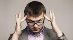 Ilustrasi - Sering memikirkan masalah berulang kali tanpa solusi? Hati-hati, itu overthinking! Simak perbedaan mendasarnya dengan berpikir kritis di sini. (Dok. Ist)