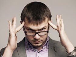 Otak Lelah? Kenali Bedanya Overthinking dan Berpikir Kritis