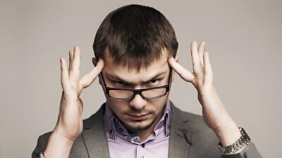 Ilustrasi - Sering memikirkan masalah berulang kali tanpa solusi? Hati-hati, itu overthinking! Simak perbedaan mendasarnya dengan berpikir kritis di sini. (Dok. Ist)