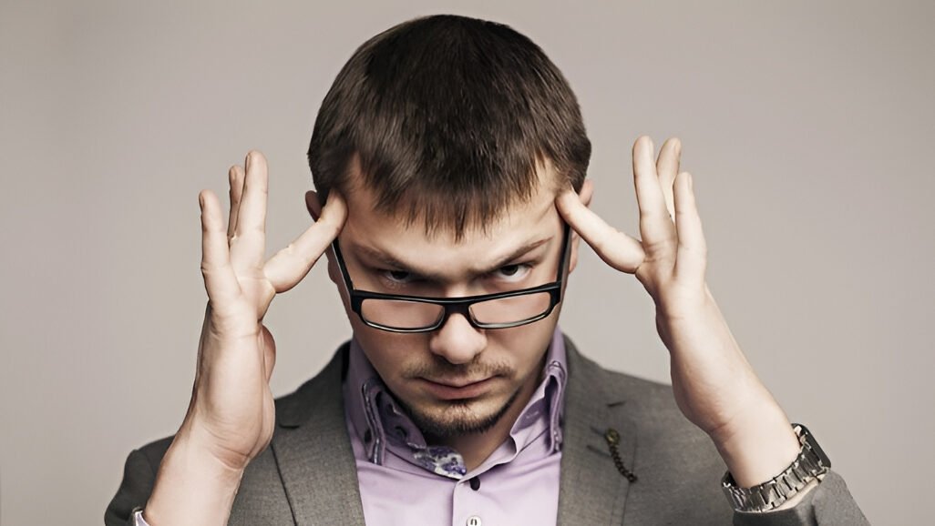 Ilustrasi - Sering memikirkan masalah berulang kali tanpa solusi? Hati-hati, itu overthinking! Simak perbedaan mendasarnya dengan berpikir kritis di sini. (Dok. Ist)