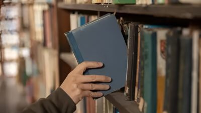 Ilustrasi - Media sosial ternyata memicu penurunan tingkat literasi baca tulis pada remaja. Simak dampak buruk konten instan dan cara mengatasinya agar anak tetap cerdas. (Dok. Ist)