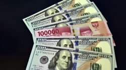 Ilustrasi - IHSG tetap perkasa menguat di tengah pelemahan rupiah terhadap dolar. Simak analisis faktor pendorong bursa saham dan strategi investasi cerdas di sini. (Dok. Ist)