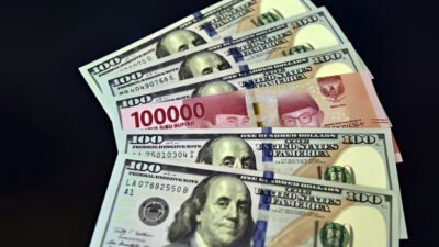 Ilustrasi - IHSG tetap perkasa menguat di tengah pelemahan rupiah terhadap dolar. Simak analisis faktor pendorong bursa saham dan strategi investasi cerdas di sini. (Dok. Ist)