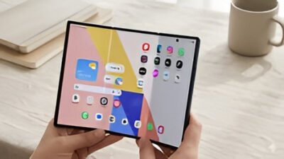 Ilustrasi - Samsung mematenkan Galaxy Z Tri-Fold dengan dua engsel dan sistem tiga kamera. Simak bocoran inovasi layar lipat tiga terbaru dari Samsung di sini. (Dok. Ist)
