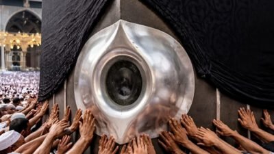 Ilustrasi - Ilmuwan mencoba mengungkap asal-usul Hajar Aswad melalui teori meteorit dan analisis geologi. Simak penjelasan ilmiah mengenai misteri batu suci ini di sini. (Dok. Ist)