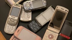 Ilustrasi - Gen Z mulai meninggalkan smartphone dan beralih ke HP jadul atau dumb phone. Simak alasan kesehatan mental dan tren minimalisme digital di sini. (Dok. Ist)