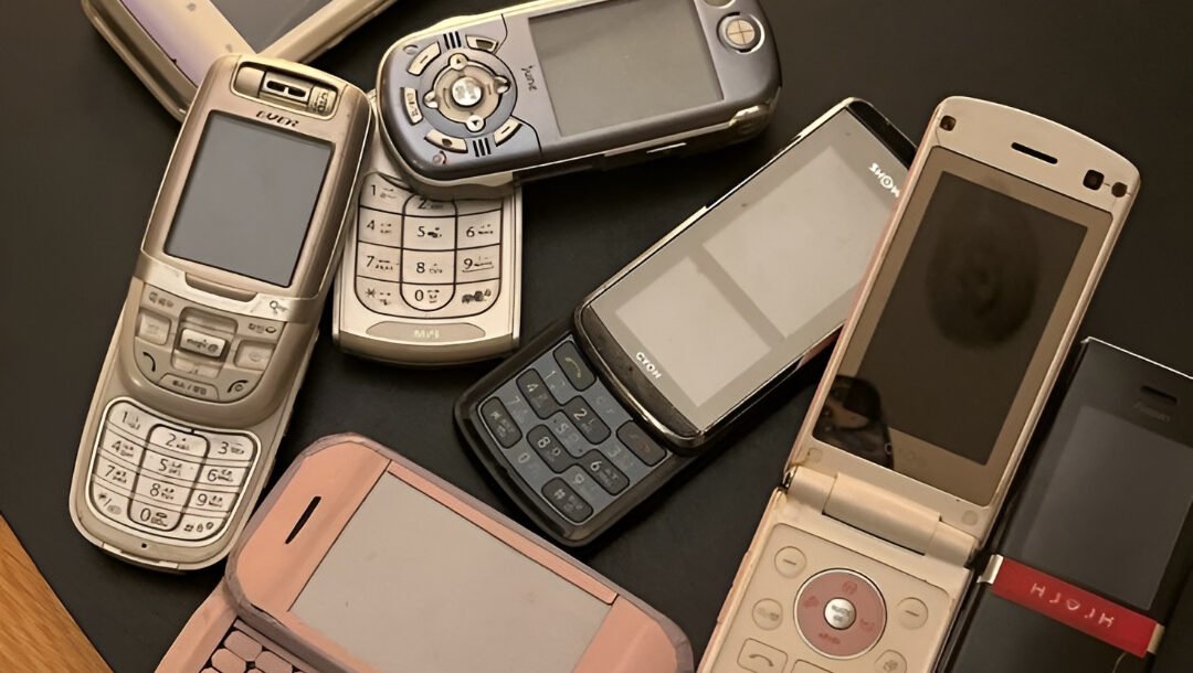 Ilustrasi - Gen Z mulai meninggalkan smartphone dan beralih ke HP jadul atau dumb phone. Simak alasan kesehatan mental dan tren minimalisme digital di sini. (Dok. Ist)