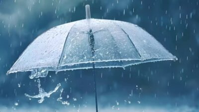 Ilustrasi - Sering kesal saat hujan turun? Cari tahu deretan manfaat ajaib hujan bagi keseimbangan alam, sumber air bersih, hingga kesehatan mental manusia. (Dok. Ist)