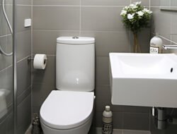Cara Agar Kamar Mandi Kinclong Tanpa Kerak Membandel