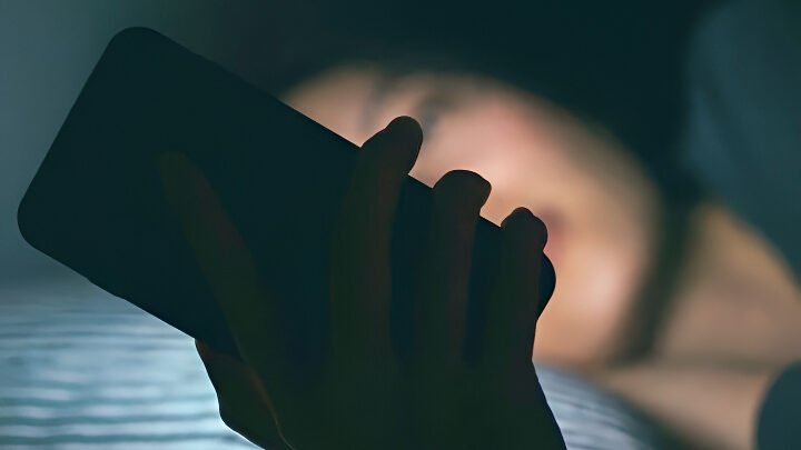 Ilustrasi - Kenali kebiasaan sehari-hari yang menghambat kecerdasan dan kerja otak menurut psikolog. Segera ubah pola hidup Anda demi kognisi yang lebih tajam. (Dok. Ist)