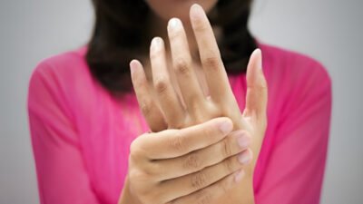 Ilustrasi - Tangan dan kaki sering kesemutan? Segera atasi kerusakan saraf Anda dengan rutin mengonsumsi vitamin neurotropic B1, B6, dan B12. Simak manfaat lengkapnya di sini! (Dok. Ist)