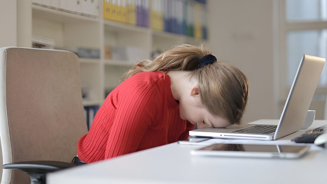 Ilustrasi - Jangan biarkan rasa malas menghancurkan karier Anda! Pahami penyebab hilangnya motivasi kerja dan temukan trik ampuh mengatasinya di sini. (Dok. Ist)