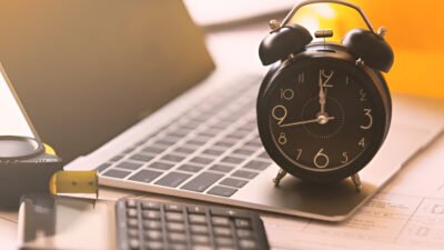 Ilustrasi - Pelajari teknik komunikasi asertif untuk berkata tidak di dunia kerja. Lindungi produktivitas dan kesehatan mental Anda dengan batasan profesional yang tepat. (Dok. Ist)