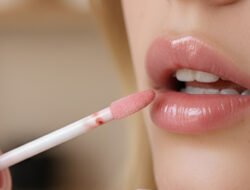 Wajib Coba, Lip Gloss Bikin Bibir Glossy Seharian!