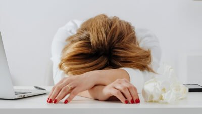 Ilustrasi - Waspadai risiko Deep Vein Thrombosis (DVT) akibat malas berolahraga. Simak gejala penggumpalan darah di pembuluh vena dan cara pencegahannya secara efektif di sini. (Dok. Ist)