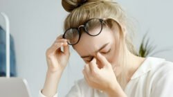 Ilustrasi - Sering sakit kepala dan perih karena menatap layar gawai seharian? Temukan cara alami mengatasi mata lelah secara cepat dan manjur di sini. (Dok. Ist)