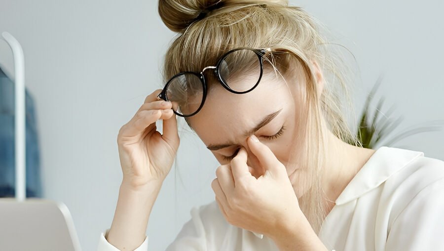 Ilustrasi - Sering sakit kepala dan perih karena menatap layar gawai seharian? Temukan cara alami mengatasi mata lelah secara cepat dan manjur di sini. (Dok. Ist)