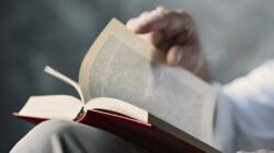 Ilustrasi - Ingin mengubah hidup jadi lebih sukses dan bahagia? Temukan rahasia dan manfaat luar biasa membaca buku self improvement untuk motivasi Anda. (Dok. Ist)