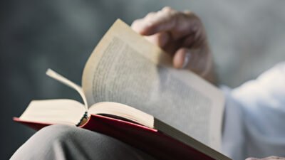 Ilustrasi - Ingin mengubah hidup jadi lebih sukses dan bahagia? Temukan rahasia dan manfaat luar biasa membaca buku self improvement untuk motivasi Anda. (Dok. Ist)