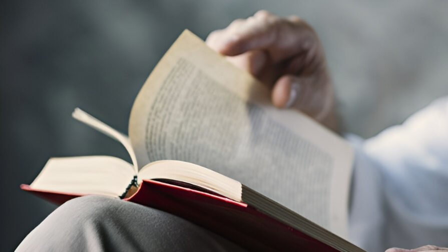 Ilustrasi - Ingin mengubah hidup jadi lebih sukses dan bahagia? Temukan rahasia dan manfaat luar biasa membaca buku self improvement untuk motivasi Anda. (Dok. Ist)