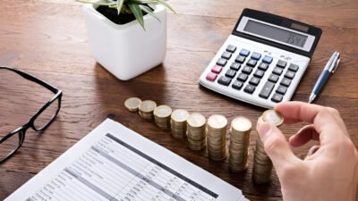 Ilustrasi - Pelajari cara menerapkan aturan 50/30/20 untuk mengelola gaji secara efektif. Panduan lengkap membagi kebutuhan, keinginan, dan tabungan untuk masa depan. (Dok. Ist)