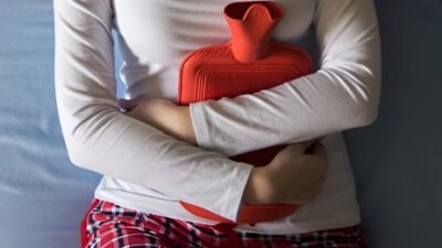 Ilustrasi - Bingung hadapi anak perempuan yang baru pertama kali haid? Lakukan trik jitu ini untuk menenangkan anak dan mempersiapkan mentalnya hadapi masa pubertas. (Dok. Ist)