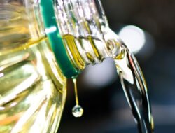 Jangan Pakai Air! Bersihkan Minyak Tumpah Pakai Tepung